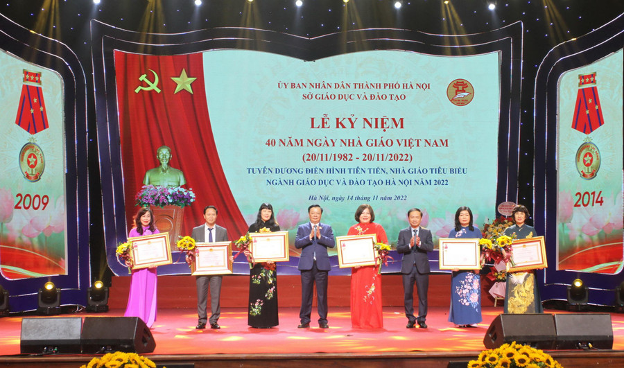 Bí thư Thành ủy Hà Nội trao Huân chương Lao động cho các tập thể, cá nhân. Bí thư Thành ủy Hà Nội trao Huân chương Lao động cho các tập thể, cá nhân.