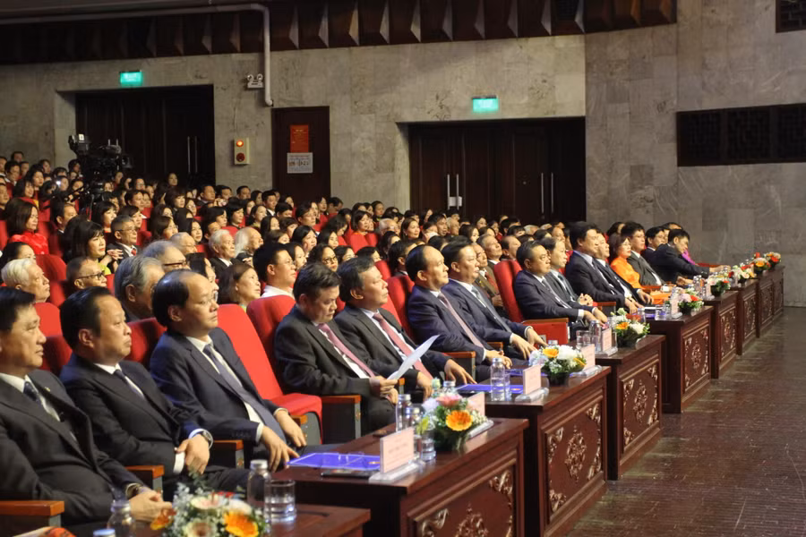 Các đại biểu dự lễ kỉ niệm.