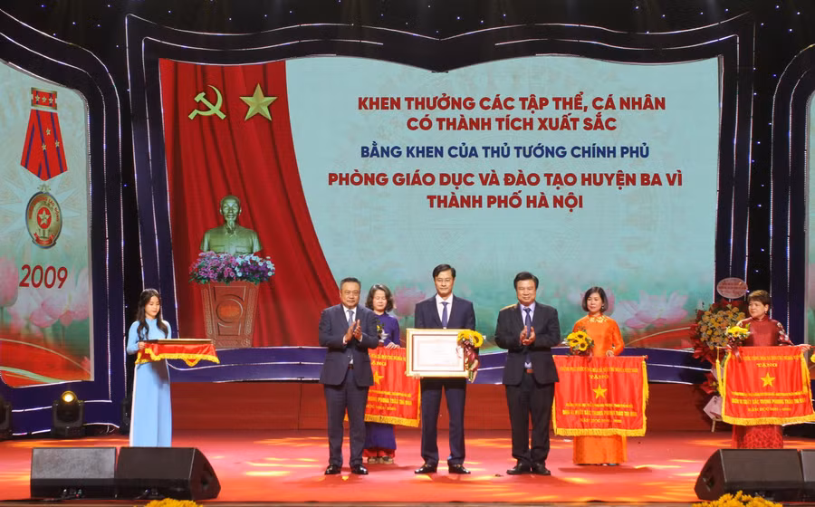 Thứ trưởng Nguyễn Hữu Độ và Chủ tịch UBND TP Hà Nội Trần Sỹ Thanh trao Cờ thi đua xuất sắc của Chính phủ và bằng khen của Thủ tướng Chính phủ cho các tập thể, cá nhân.