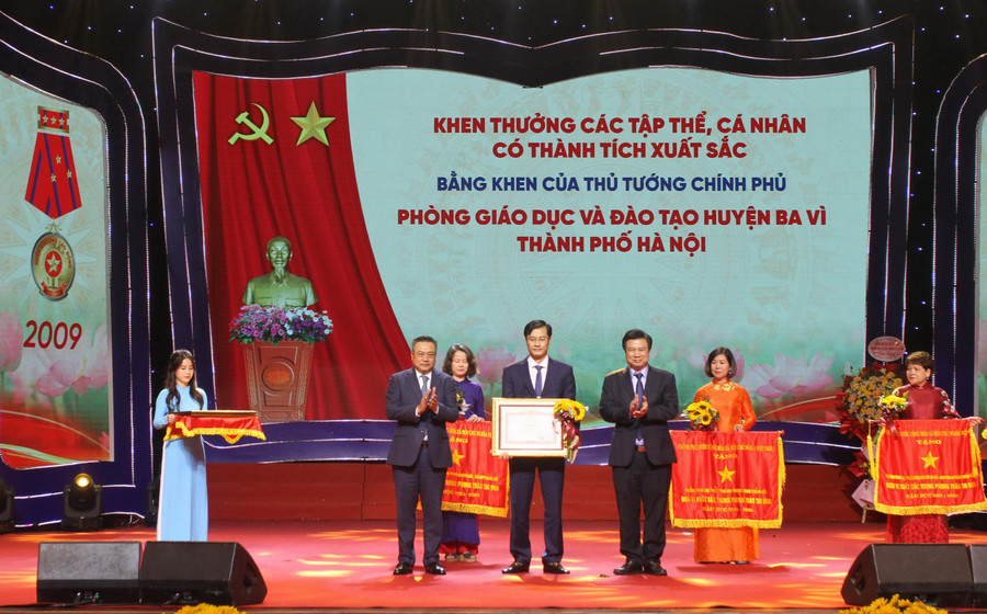 Thứ trưởng Nguyễn Hữu Độ và Chủ tịch UBND TP Hà Nội Trần Sỹ Thanh trao Cờ thi đua xuất sắc của Chính phủ và bằng khen của Thủ tướng Chính phủ cho các tập thể, cá nhân. Thứ trưởng Nguyễn Hữu Độ và Chủ tịch UBND TP Hà Nội Trần Sỹ Thanh trao Cờ thi đua xuất sắc của Chính phủ và bằng khen của Thủ tướng Chính phủ cho các tập thể, cá nhân.