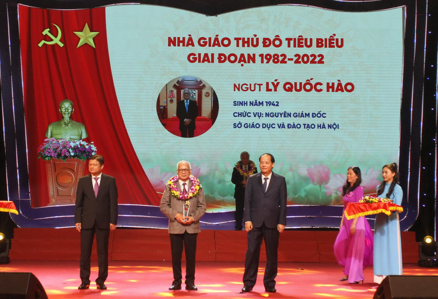 Vinh danh và trao biểu trưng cho 40 nhà giáo tiêu biểu Thủ đô giai đoạn 1982-2022. Vinh danh và trao biểu trưng cho 40 nhà giáo tiêu biểu Thủ đô giai đoạn 1982-2022.