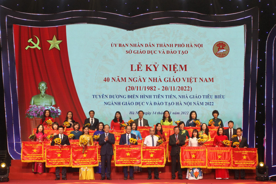 Lãnh đạo thành phố Hà Nội trao Cờ thi đua xuất sắc của Thành phố cho 24 tập thể có thành tích xuất sắc trong năm học 2021-2022. Lãnh đạo thành phố Hà Nội trao Cờ thi đua xuất sắc của Thành phố cho 24 tập thể có thành tích xuất sắc trong năm học 2021-2022.