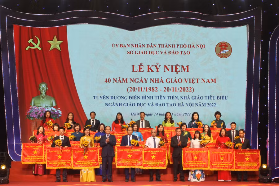 Lãnh đạo thành phố Hà Nội trao Cờ thi đua xuất sắc của Thành phố cho 24 tập thể có thành tích xuất sắc trong năm học 2021-2022.
