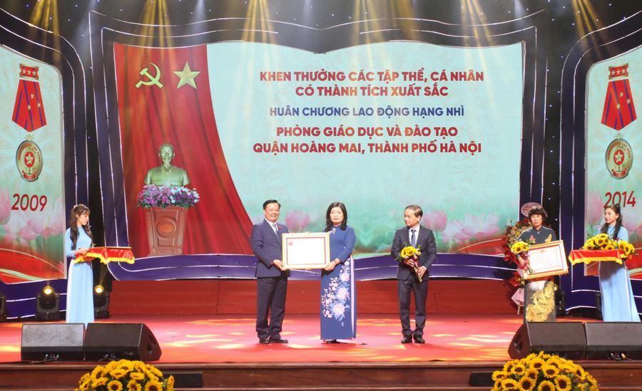Trao huân chương lao động cho các tập thể, cá nhân Trao huân chương lao động cho các tập thể, cá nhân