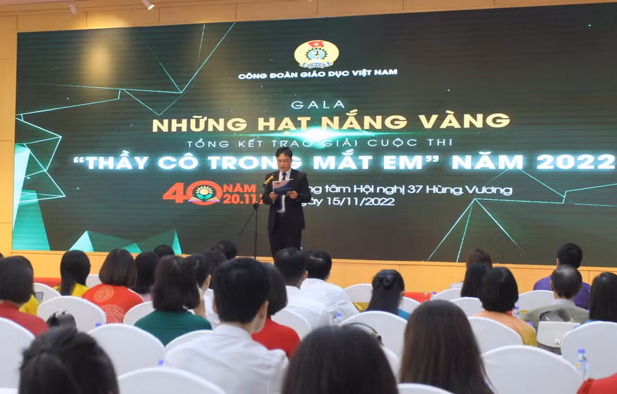 Ông Nguyễn Ngọc Ân - Chủ tịch Công đoàn Giáo dục Việt Nam phát biểu khai mạc gala