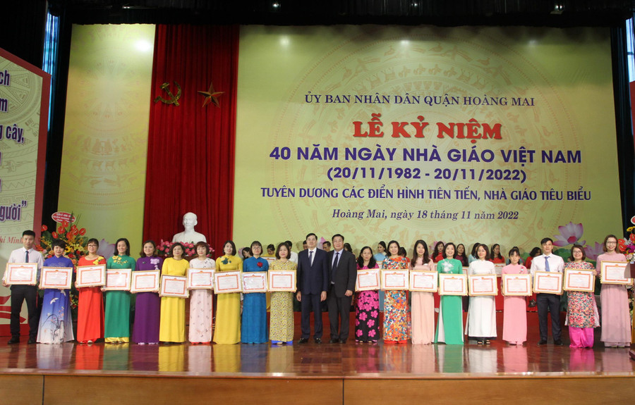 Lãnh đạo quận Hoàng Mai tặng bằng khen cho các nhà giáo tiêu biểu. Lãnh đạo quận Hoàng Mai tặng bằng khen cho các nhà giáo tiêu biểu.