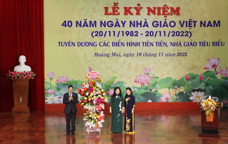 Lãnh đạo Sở GD&ĐT Hà Nội tặng hoa chúc mừng ngành GD-ĐT Hoàng Mai. Lãnh đạo Sở GD&ĐT Hà Nội tặng hoa chúc mừng ngành GD-ĐT Hoàng Mai.