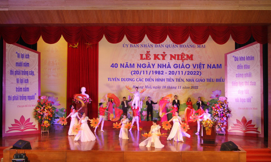 Tiết mục văn nghệ của các giáo viên trên địa bàn quận. Tiết mục văn nghệ của các giáo viên trên địa bàn quận.