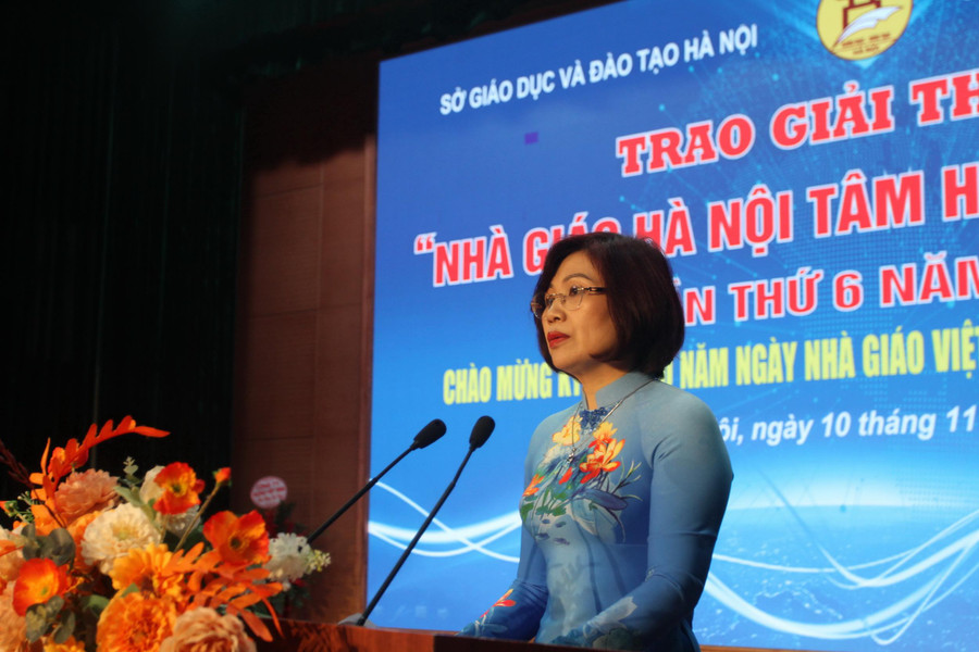 Bà Đặng Hoàng Anh - Phó Chủ tịch Công đoàn Giáo dục Việt Nam phát biểu tại lễ tổng kết. Bà Đặng Hoàng Anh - Phó Chủ tịch Công đoàn Giáo dục Việt Nam phát biểu tại lễ tổng kết.