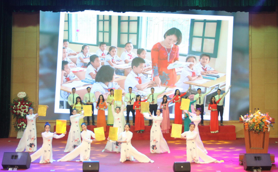 Tiết mục văn nghệ chào mừng lễ tổng kết. Tiết mục văn nghệ chào mừng lễ tổng kết.