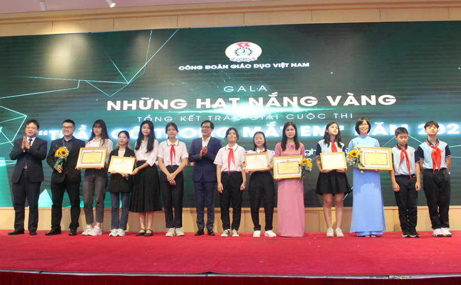 Ban tổ chức trao giấy khen cho các tác giả và nhân vật đạt giải Nhất