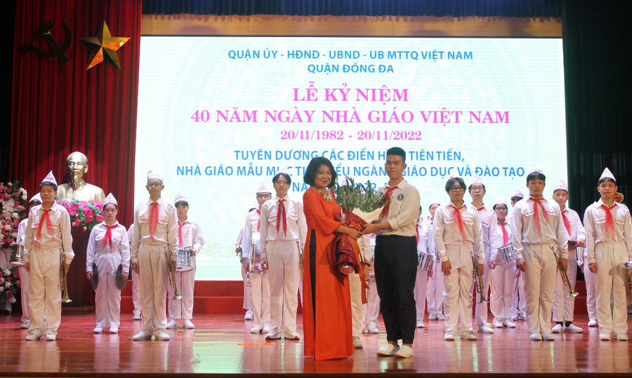 Học sinh quận Đống Đa tặng hoa chúc mừng các thầy cô giáo Học sinh quận Đống Đa tặng hoa chúc mừng các thầy cô giáo