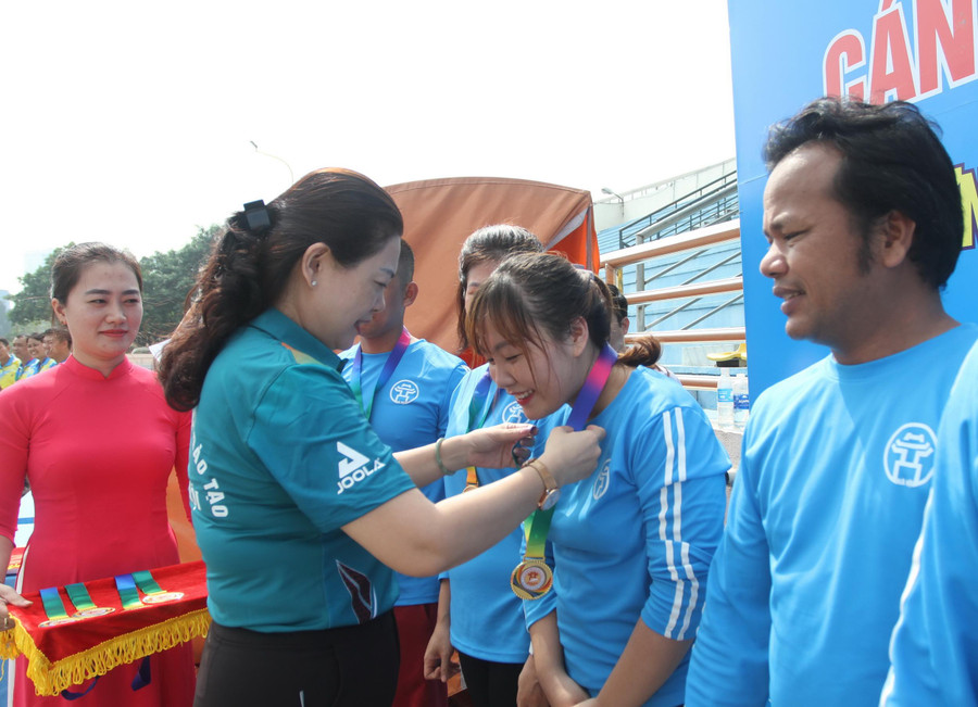 Ban tổ chức trao giải Nhất môn kéo co cho đội Ngành Giáo dục quận Hoàng Mai. Ban tổ chức trao giải Nhất môn kéo co cho đội Ngành Giáo dục quận Hoàng Mai.