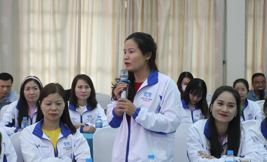 Cô Đinh Thị Loan- Giáo viên Trường mầm non Khun Há (huyện Tam Đường, tỉnh Lai Châu) phát biểu.