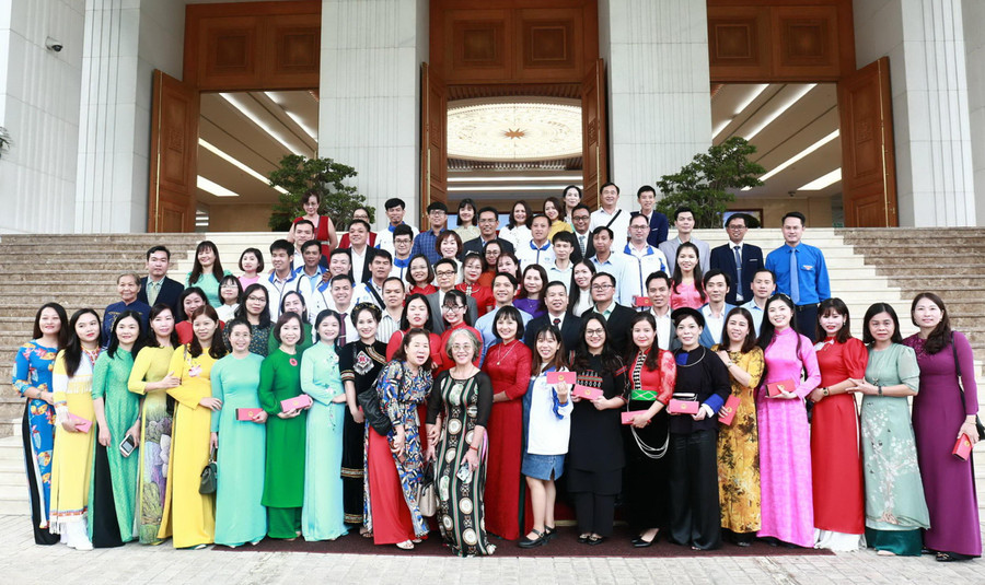 Phó Thủ tướng chụp ảnh lưu niệm cùng các đại biểu