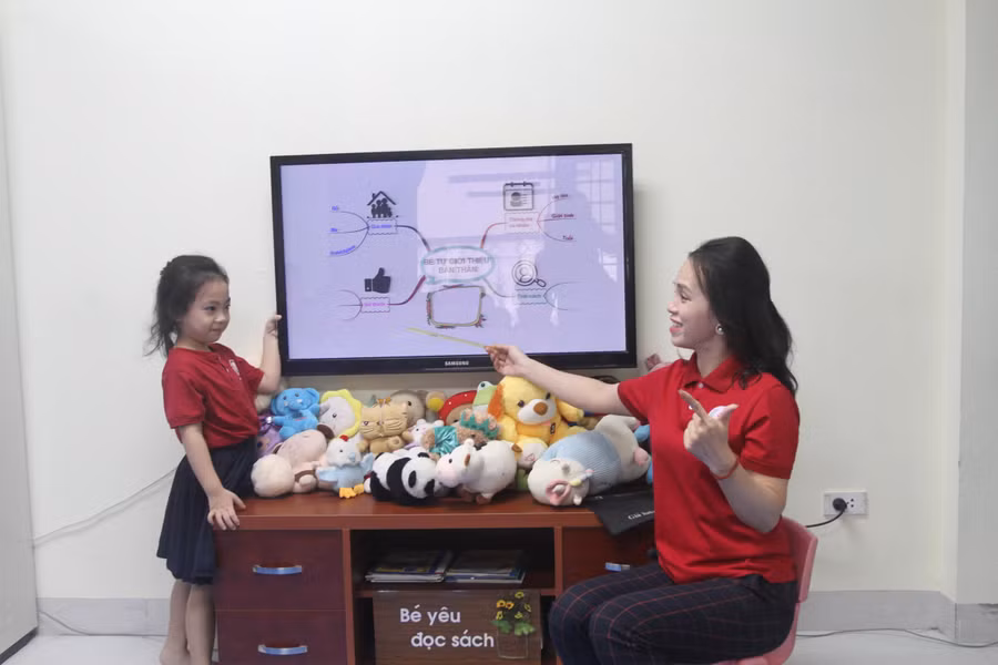 Cô Đặng Thị Thu Trang cùng học sinh