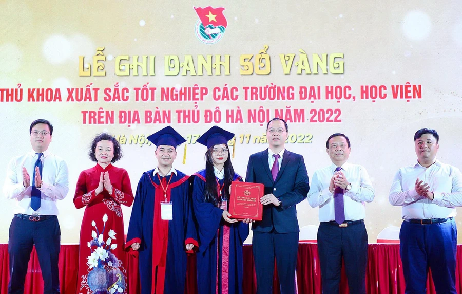 Nghi thức trao sổ vàng cho lãnh đạo Thành đoàn Hà Nội.