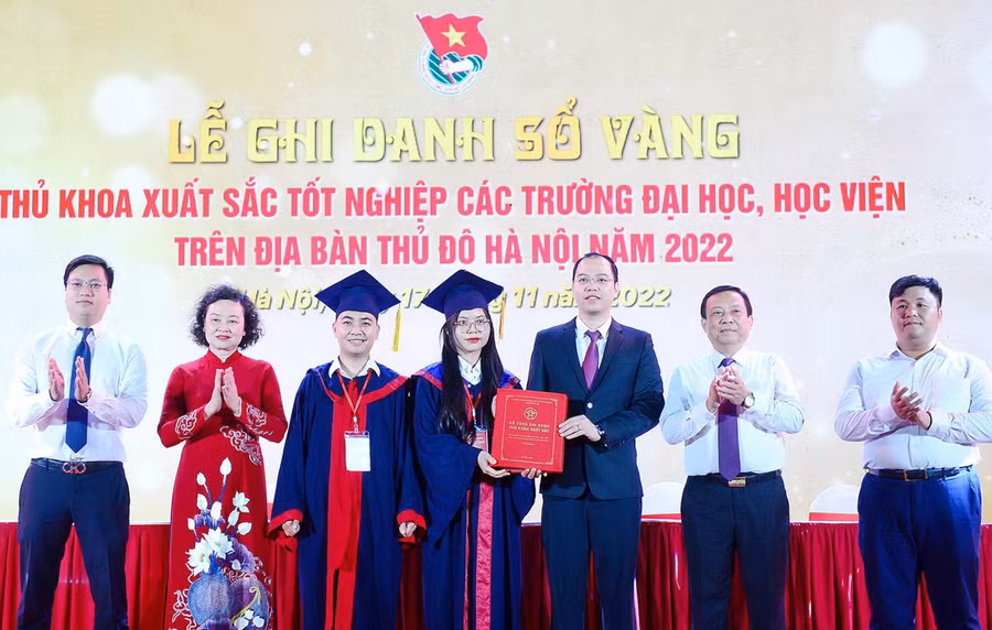 Nghi thức trao sổ vàng cho lãnh đạo Thành đoàn Hà Nội.