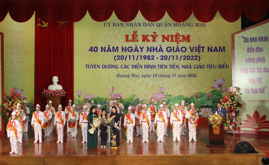 Đại diện học sinh tặng hoa chúc mừng các thầy cô giáo trong quận. Đại diện học sinh tặng hoa chúc mừng các thầy cô giáo trong quận.