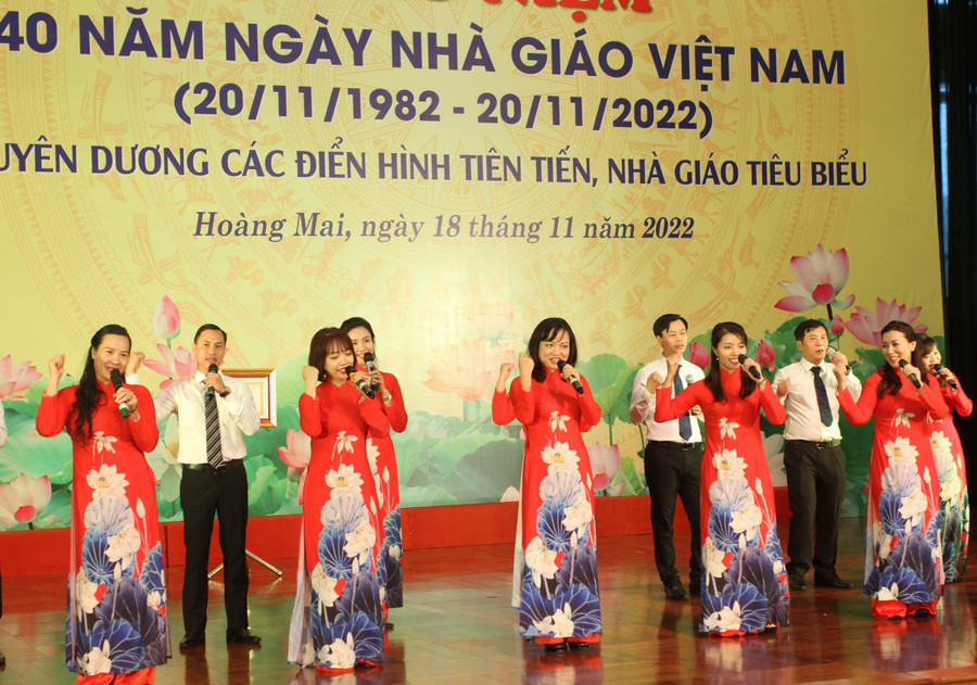 Tiết mục văn nghệ chào mừng lễ kỷ niệm các lãnh đạo quản lý. Tiết mục văn nghệ chào mừng lễ kỷ niệm các lãnh đạo quản lý.