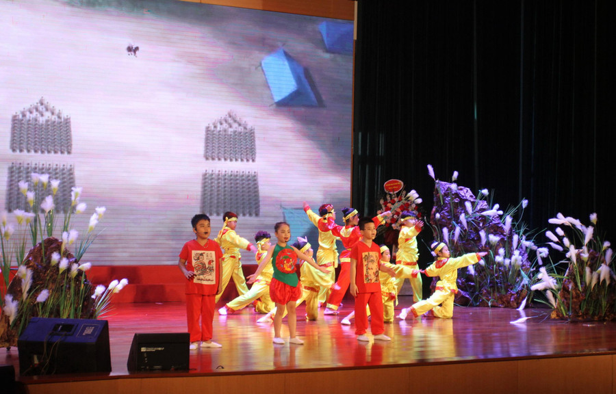 Văn nghệ chào mừng lễ kỷ niệm. Văn nghệ chào mừng lễ kỷ niệm.