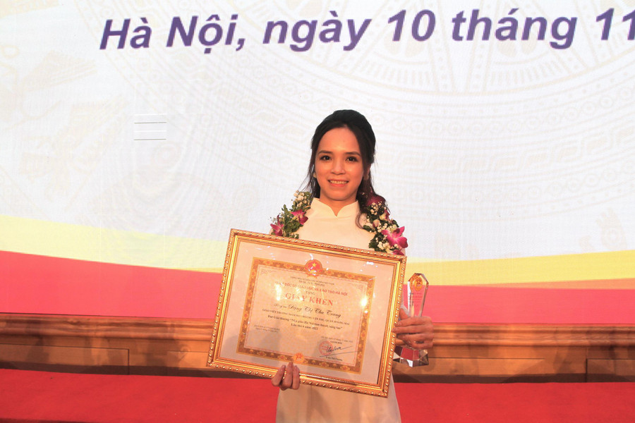 Cô Trang vinh dự được nhận giải thưởng Nhà giáo Hà Nội tâm huyết sáng tạo năm 2022