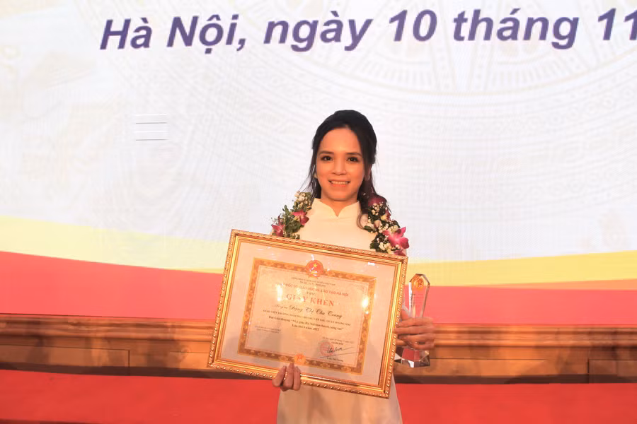 Cô Trang vinh dự được nhận giải thưởng Nhà giáo Hà Nội tâm huyết sáng tạo năm 2022