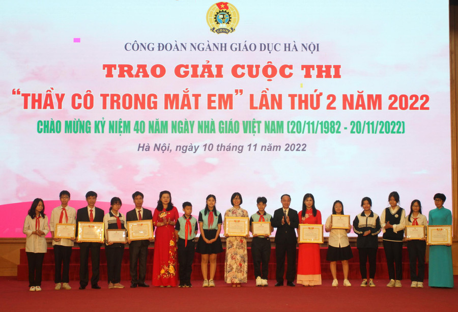 Lãnh đạo Sở GD&ĐT Hà Nội trao giải cho các nhóm tác giả Lãnh đạo Sở GD&ĐT Hà Nội trao giải cho các nhóm tác giả