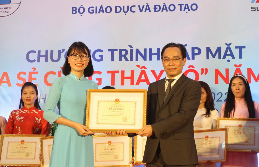 Thứ trưởng Hoàng Minh Sơn tặng bằng khen của Bộ trưởng Bộ GD&amp;ĐT cho giáo viên tiêu biểu.