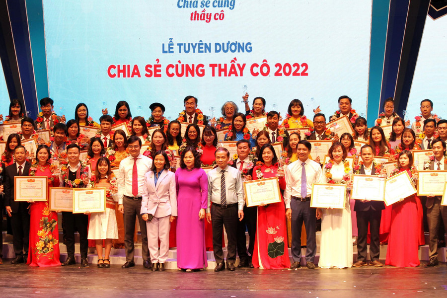 Các đại biểu chụp ảnh lưu niệm.