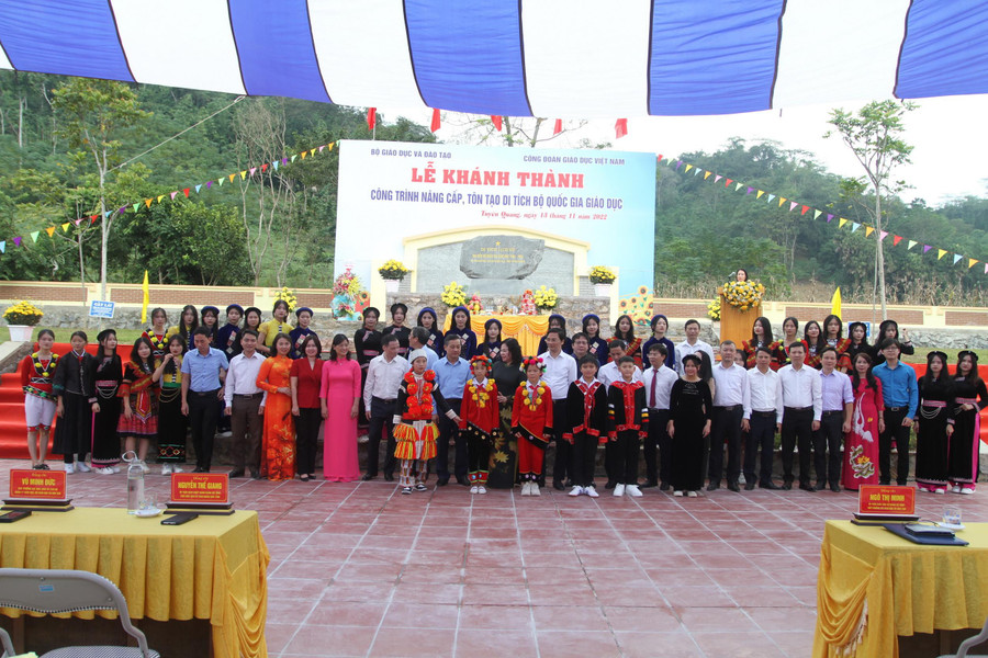 Các đại biểu chụp ảnh lưu niệm Các đại biểu chụp ảnh lưu niệm