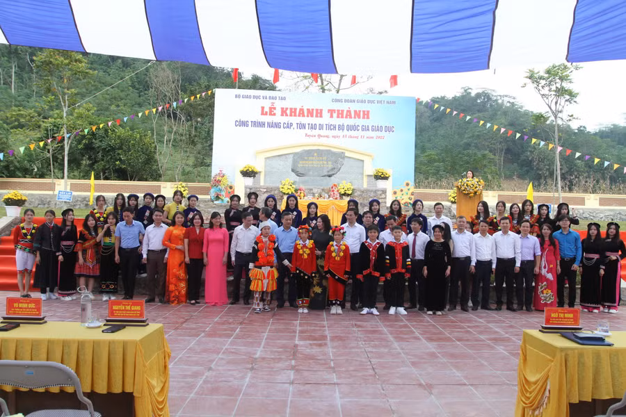 Các đại biểu chụp ảnh lưu niệm