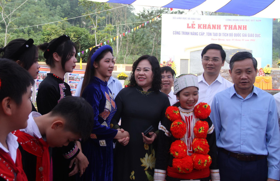 Thứ trưởng Ngô Thị Minh trò chuyện cùng các em học sinh Thứ trưởng Ngô Thị Minh trò chuyện cùng các em học sinh