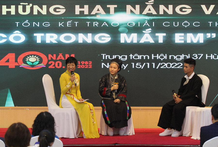 Các tác giả và nhân vật giao lưu tại gala Những hạt nắng vàng.