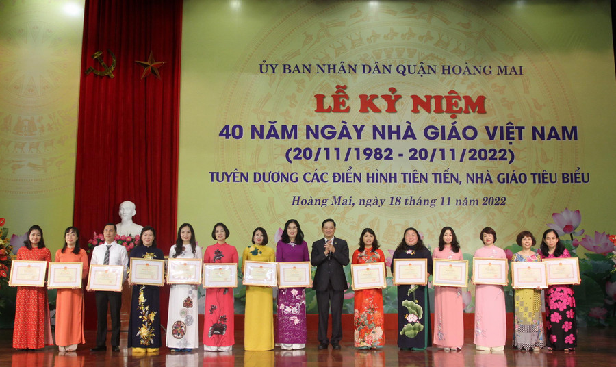 Lãnh đạo Sở GD&ĐT Hà Nội tặng danh hiệu lao động xuất sắc cho các tập thể. Lãnh đạo Sở GD&ĐT Hà Nội tặng danh hiệu lao động xuất sắc cho các tập thể.