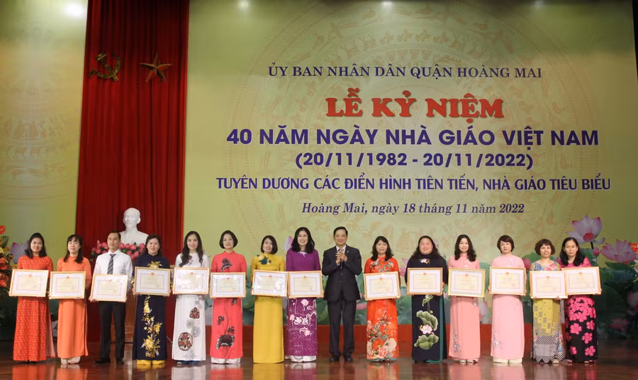 Lãnh đạo Sở GD&amp;ĐT Hà Nội tặng danh hiệu lao động xuất sắc cho các tập thể.