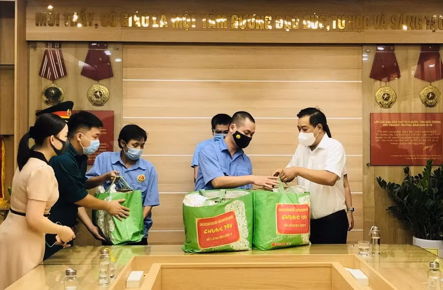 Lãnh đạo quận Hoàn Kiếm trao quà hỗ trợ viên chức, người lao động