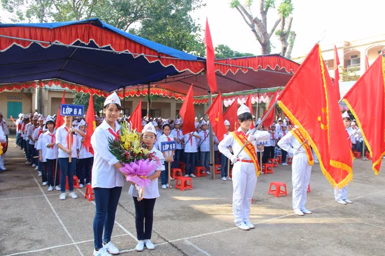 Đội nghi thức Trường THCS Thạch Thất tham gia chào chào mừng nhiều hoạt động chính trị xã hội của địa phương.