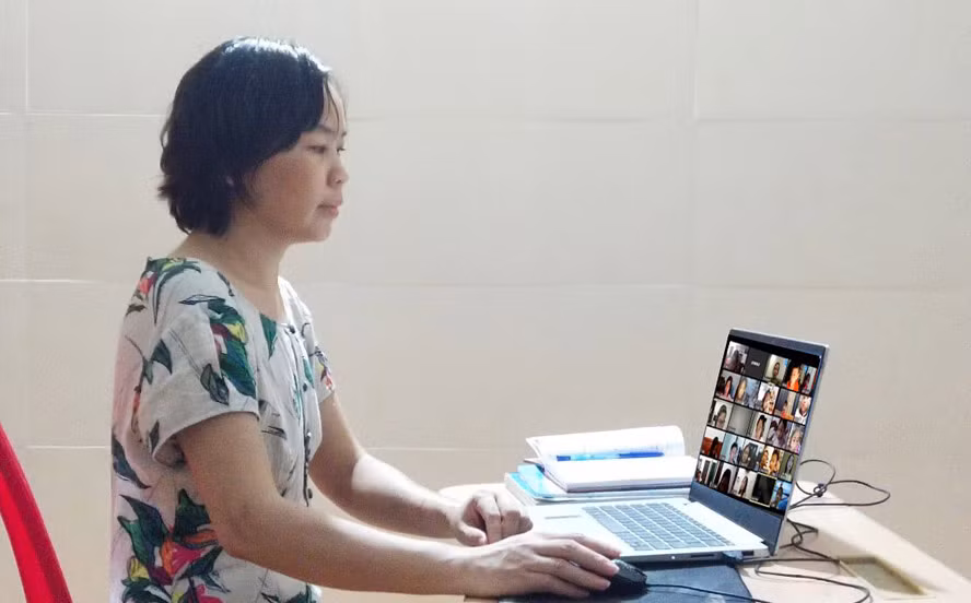 Cô giáo Phùng Thị Phượng trong một buổi dạy học trực tuyến.