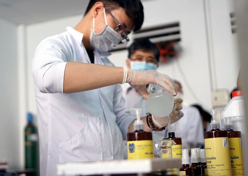 GV và SV BVU bào chế dung dịch sát khuẩn phòng chống COVID-19