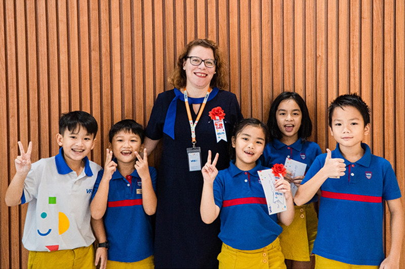 Cô Seija Nyholm cùng với các học sinh VFIS Cô Seija Nyholm cùng với các học sinh VFIS
