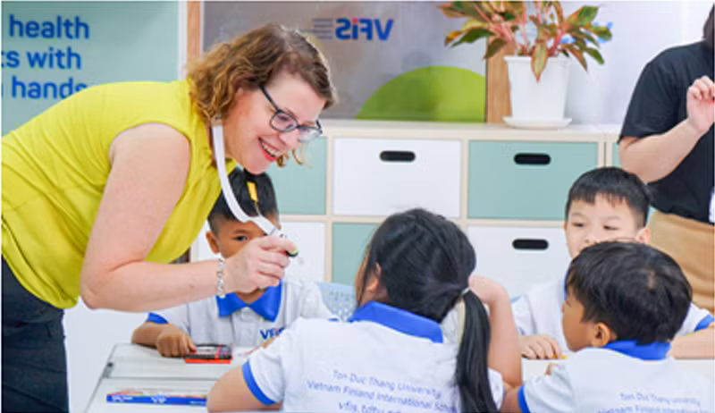 Nữ Hiệu trưởng người Phần Lan lạc quan chia sẻ về hạnh phúc