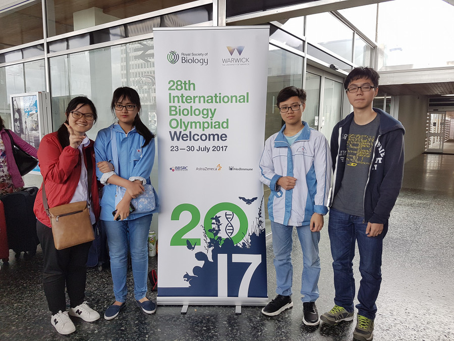 Đội tuyển Olympic Sinh học trong những ngày thi đấu tại Vương quốc Anh Đội tuyển Olympic Sinh học trong những ngày thi đấu tại Vương quốc Anh