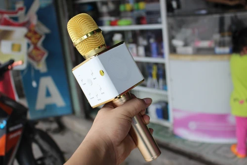 Micro hát karaoke loạn giá