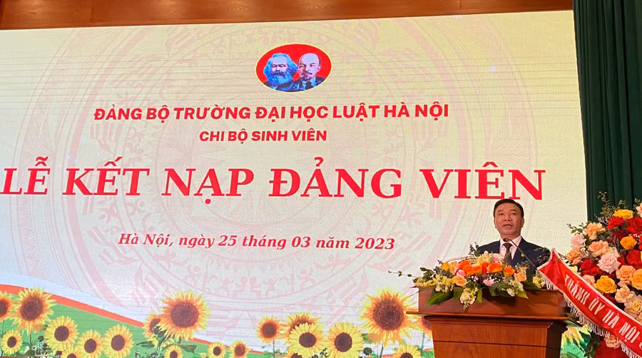 TS. Chu Mạnh Hùng - Chủ tịch Hội đồng Trường ĐH Luật Hà Nội phát biểu.