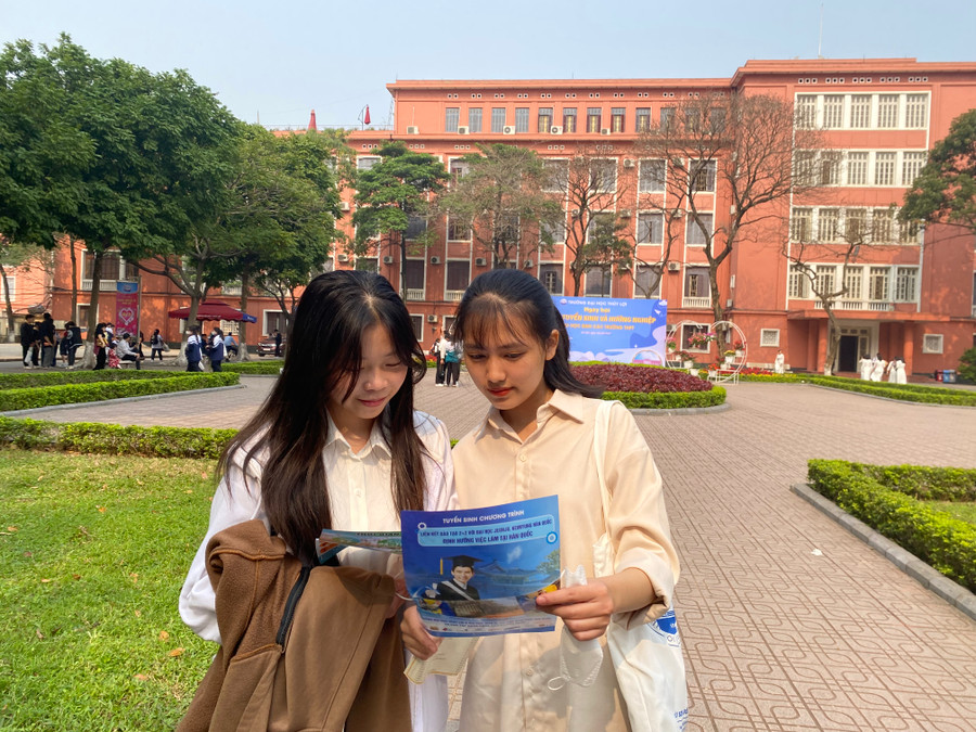 Em Nguyễn Mai Linh, học sinh Trường THPT Phú Xuyên A (TP. Hà Nội) cùng bạn của mình tham dự ngày hội. Ảnh Ngô Chuyên.