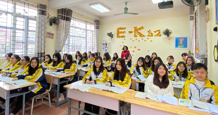 Cô Khánh Xuân cùng học sinh Trường THPT Chuyên Chu Văn An trong một giờ học. Cô Khánh Xuân cùng học sinh Trường THPT Chuyên Chu Văn An trong một giờ học.