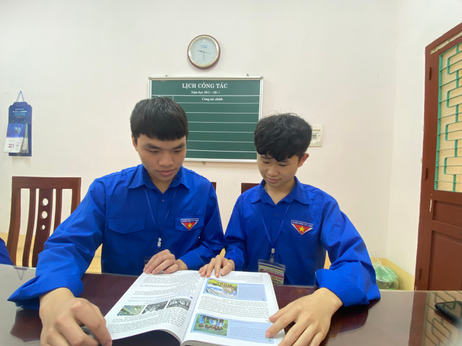 Em Hoàng Mạnh Đạt (bên phải), lớp 12 C3 và em Hoàng Quốc bảo, lớp 12D, Trường THPT DTNT tỉnh Lạng Sơn đang cùng nhau học nhóm. Ảnh Ngô Chuyên.