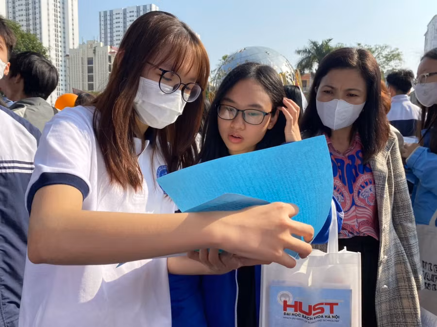 Học sinh lớp 12 tham dự ngày hội tư vấn tuyển sinh. Ảnh Ngô Chuyên.