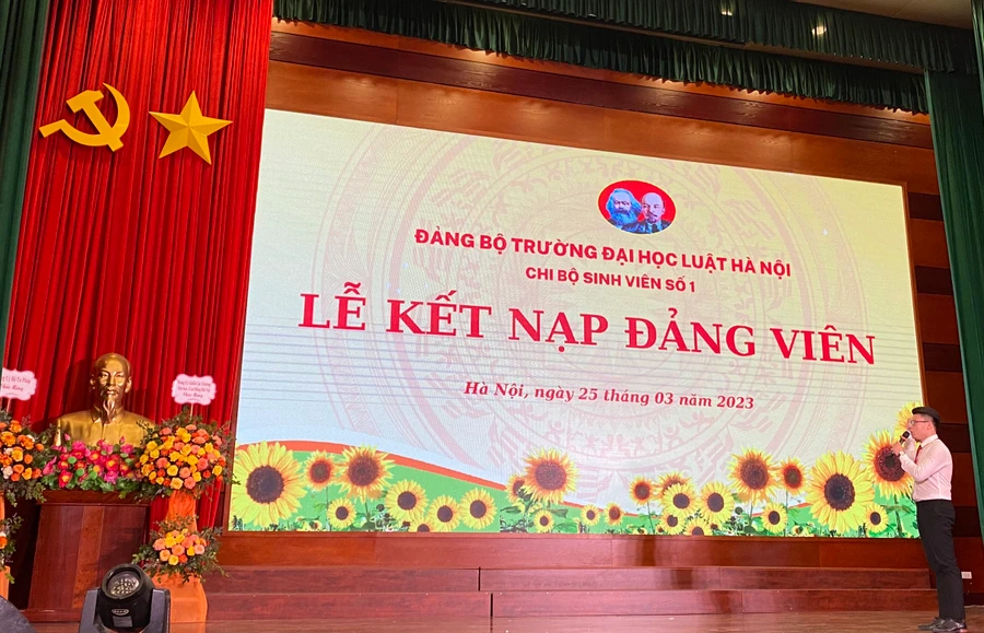 Lễ kết nạp Đảng viên tại Trường ĐH Luật Hà Nội.